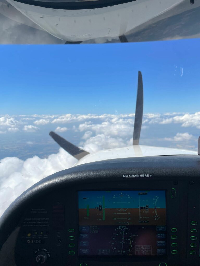 Cockpit Ansicht aus dem Flugzeug Cirrus SR20.